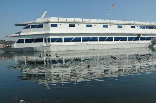 Veles Boat Rental | Hotel Brod Panini Veles