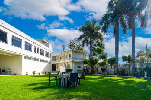 Abu Road Hotel | Hotel Chandrawati Palace