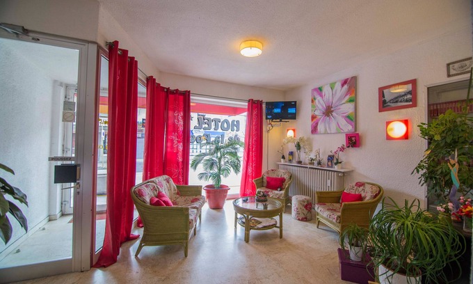 Douvaine Hotel | Hotel De La Poste