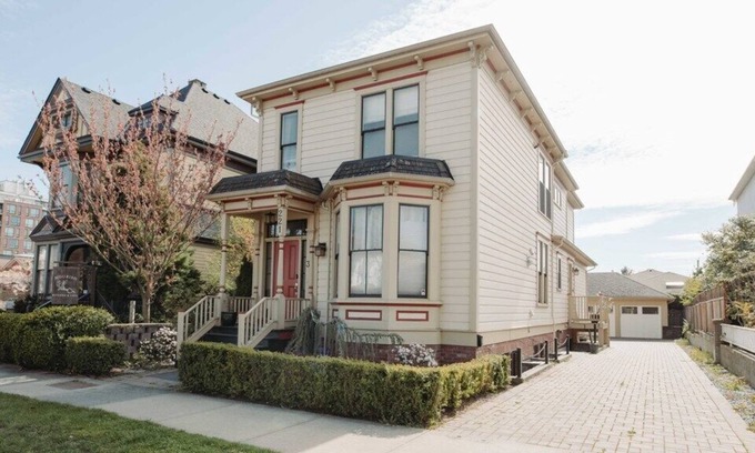 Inner Harbour Condo | Hotel District, close to Marina & Wharf