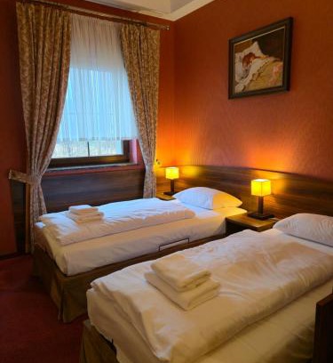 Przeclaw Hotel | Hotel Dworski Galaktyczny Park