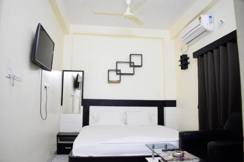 Madanpur Hotel | HOTEL FIRST CROWN