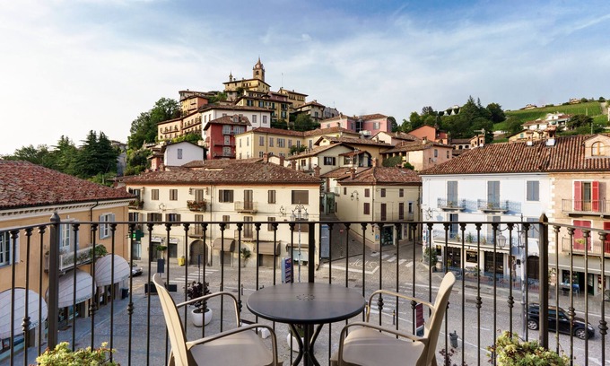 Monforte d'Alba Hotel | Hotel Il Grappolo d'Oro