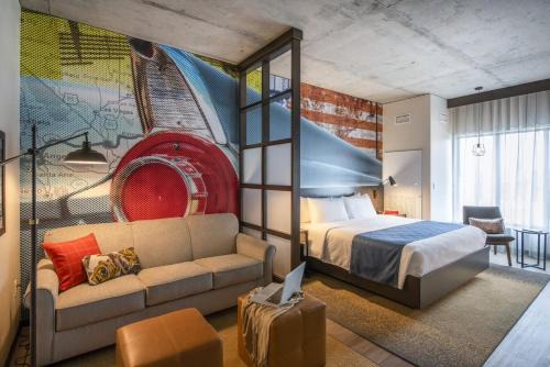 Blue Dome District Hotel | Hotel Indigo Tulsa DWTN/Entertainment Area