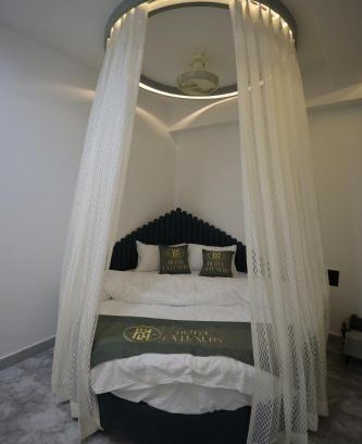 Surat Hotel | HOTEL LA LUXURY