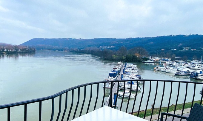 Les Roches-de-Condrieu Hotel | Hotel le Bellevue
