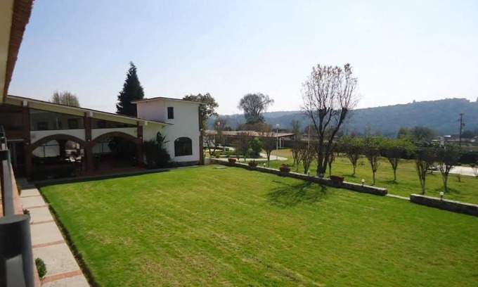 Villa del Carbon Hotel | Hotel Los Sauces