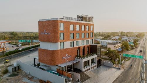 Godhra Hotel | Hotel Maroon