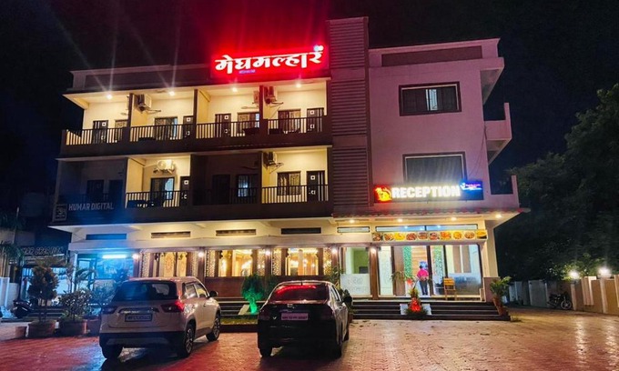 Jejuri Hotel | Hotel Meghmalhar Lodging