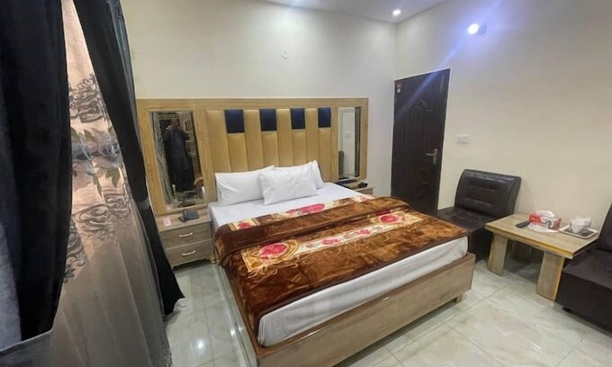 Johar Town Hotel | Hotel New Royal Palace
