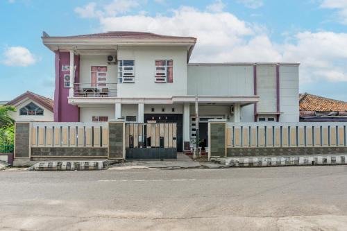 Kotabumi Hotel | Hotel O Guest House Pahlawan Syariah