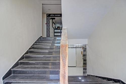 Vashi Hotel | Hotel O Raj Mahal