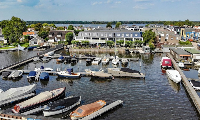 Oud-Loosdrecht House | Hotel on the Lake with Marina Access, Nature Walks and Fresh Cuisine