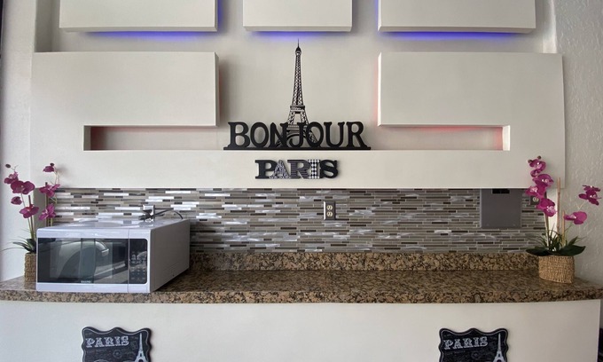 Avenida Revolucion Hotel | Hotel Paris