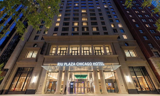 Streeterville Hotel | Hotel Riu Plaza Chicago