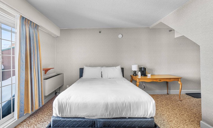 Saint-Sauveur House | Hotel room le Domaine Queen bed