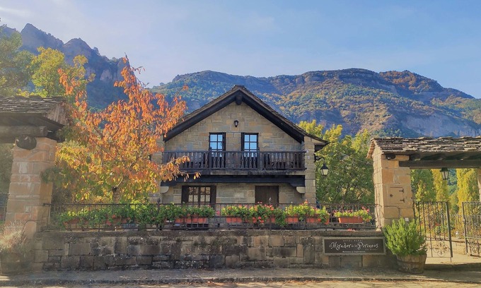 Santa Cruz De La Seros House | Hotel Rural El Mirador de los Pirineos
