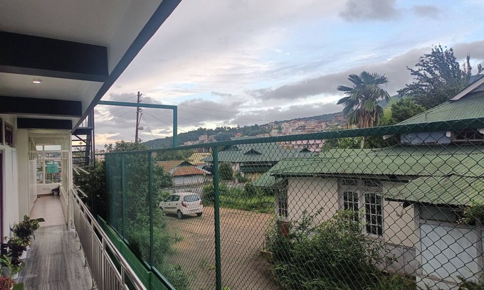 Shillong Hotel | HOTEL SHILLONG RAINS INN BY ROH
