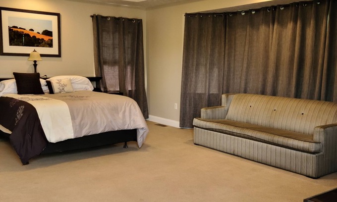 Ellicott City House | Hotel-style Accommodation - large private room
