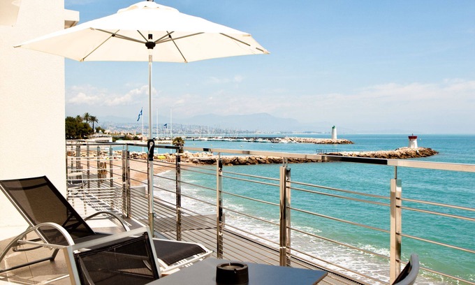 Villeneuve Loubet Beach Hotel | Hotel Villa Azur
