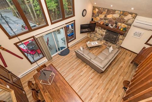 Lake Harmony Estates House | Hottub,5Bedrooms, BigBoulder Jack frost Ski Mts,SplitRock Waterpk,Linens, Firepit!