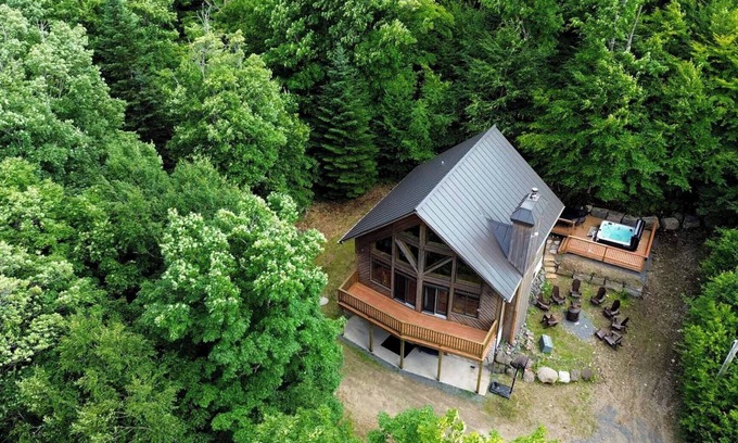 Val-des-Lacs Ski Chalet | HotTub-BBQ-BasketBall-Fireplace-Smart TV-Tremblant