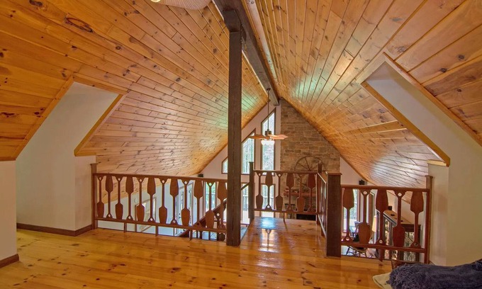 Valley Head Cabin | HotTub Fireplace W/D 15min to Snowshoe Skiing Hiking Canoeing Fishing