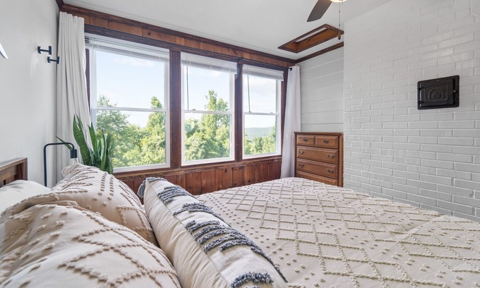 Linden House | 🔥 Hottub + 🐕 friendly + 🏔️ view + Skyline Dr + Wineries