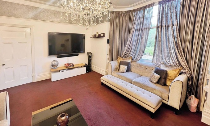 Burton on Trent House | HotTub-Garden-Parking-Sleeps10-10minToTown