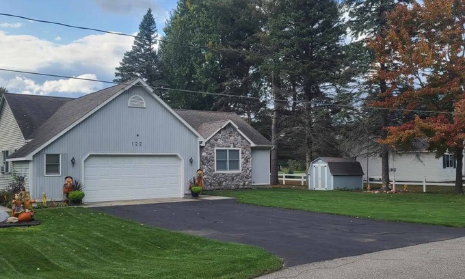 Prudenville House | Houghton Haven Lake access or Golf fun