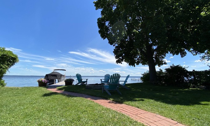 Houghton Lake Heights House | Houghton Lake Heights cottage right on the water!