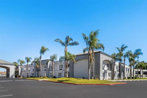 Bakersfield Hotel | Hourglass Hotel, Trademark Collection by Wyndham