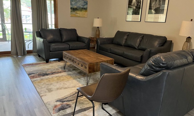 University Heights House | House 1/2 miles to Kinnick Stadium in University Heights