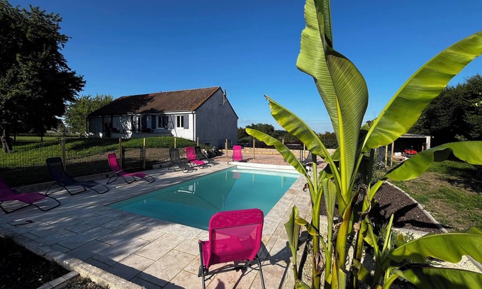 Montaigu-le-Blin House | House 10 People Swimming Pool With Jacuzzi