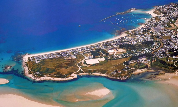 Plouescat Hotel | House 100m from the sea and sandy beaches, small sea view, enclosed garden