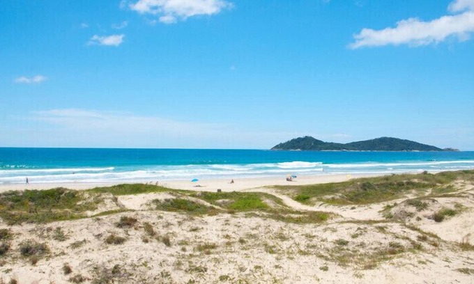 Rio Tavares House | House 2 Sleeps 200 meters from Joaquina beach