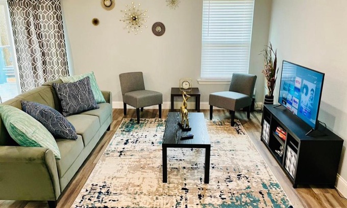 Grogan's Mill House | House 3 Bed, 2Bath, FREE Parking in The Woodlands