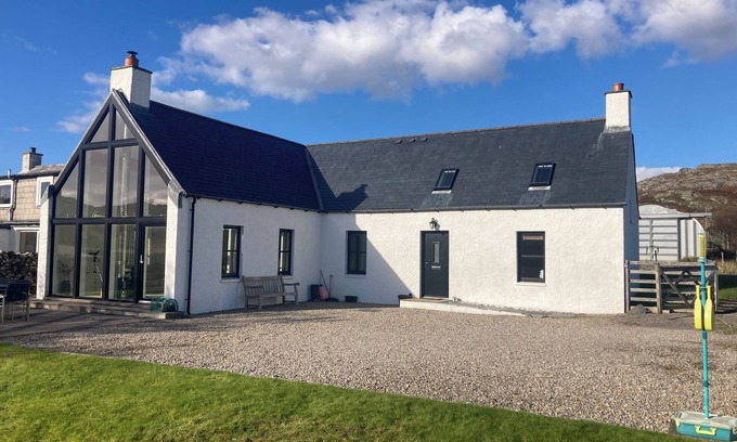 Achmelvich Cottage | House 300 Metres From Achmelvich Beach located on the North Coast 500.