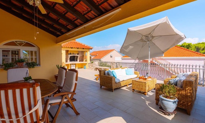 Lumbarda House | House 4 You