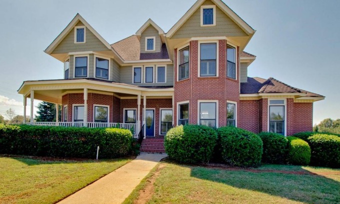 Madison House | House 5 Bedroom-5 king beds/4.5 Baths, PET FRIENDLY, POOL During Summer*