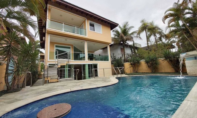 Vista Linda House | HOUSE "5" Stars; TOP! in the Condominium HANGA ROA - BERTIOGA - with 4 employees.