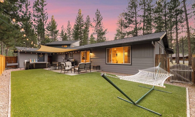 Sisters House | House+ADU+GameRoom+Jacuzzi+Pool+Fire pit+Loft