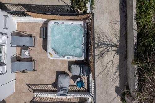 Vizari House | House Aggeliki Jetted Tub