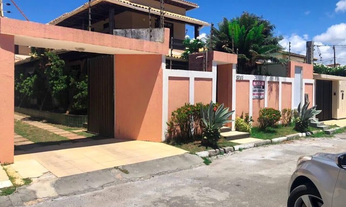 Vilas do Atlantico House | HOUSE AIR IN 6/4, 50 METERS FROM THE BEACH, NET, NETFLIX SWIMMING POOL, EVENTS ACCEPTED.
