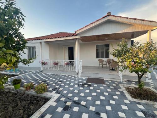 Mbrostar-Urë Apartment | House