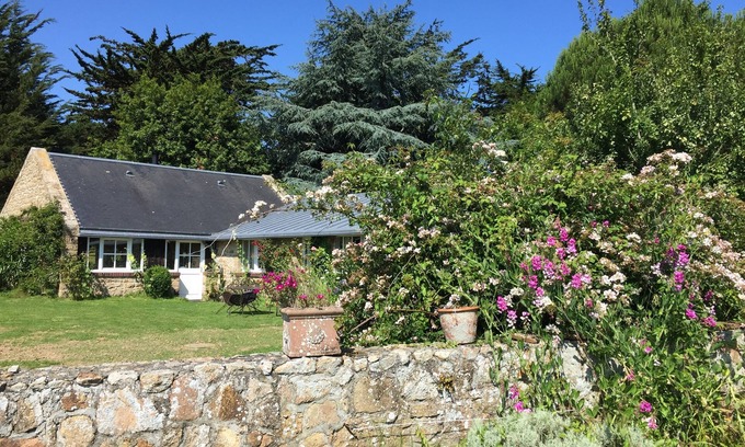 Ile-de-Brehat House | House and garden close to beaches, fully equipped, comfortable at any season.