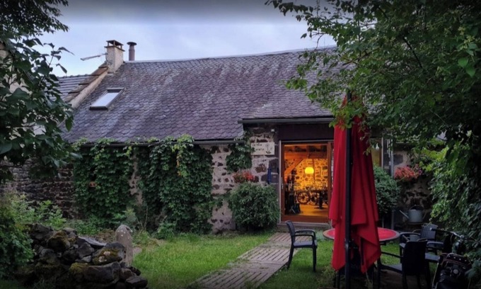 Ceyssat House | House at the foot of the puy de dôme located in the chaine des puys near Vulcania.