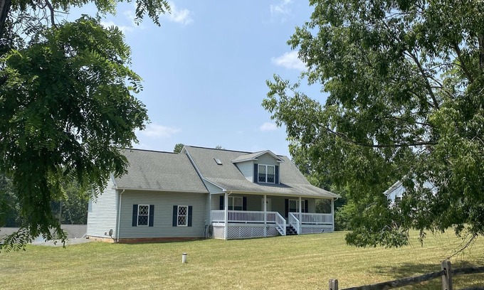 Moneta House | House at the Lake in Moneta! Community pool, private acceas to dock & boat ramp.
