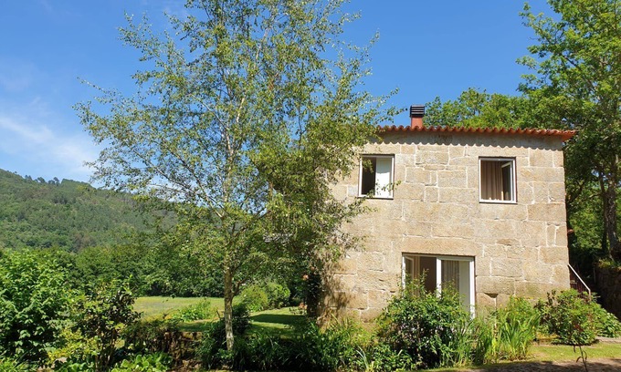 Portela de Santa Eulalia House | House beyond the River