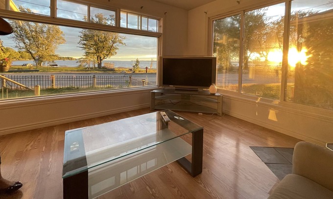 Venise-en-Quebec House | House/Chalet facing the Beach